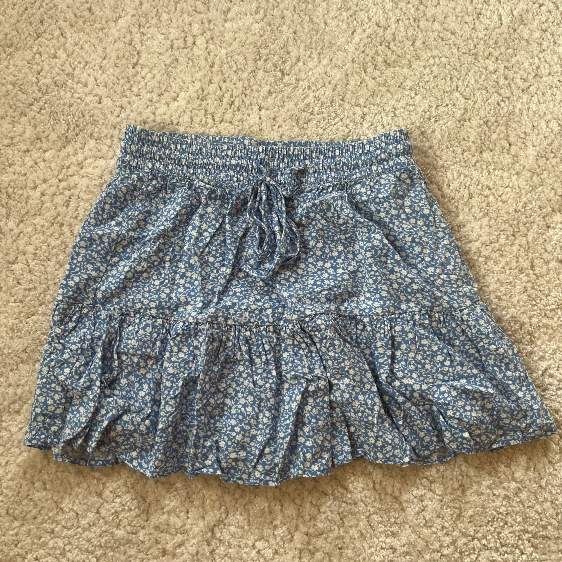 Gullig blå blommig kjol - 1