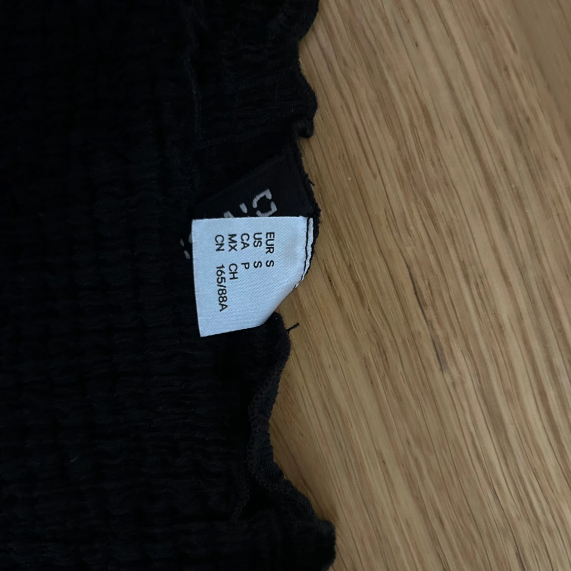 Svart smockad topp från Zara - 1