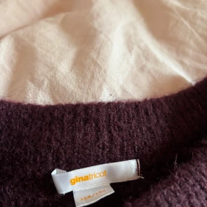 Mörklila kofta med knyt från Gina Tricot - Superfin mörklila stickad kofta från Gina Tricot med tre söta knytband framtill. Koftan har lång ärm Perfekt för lager på lager och att slänga över en topp när det är kyligt, använd ett fåtal gånger skriv vid frågor💗💗 pris kan diskuteras 💗passar mig som bär xs/ s