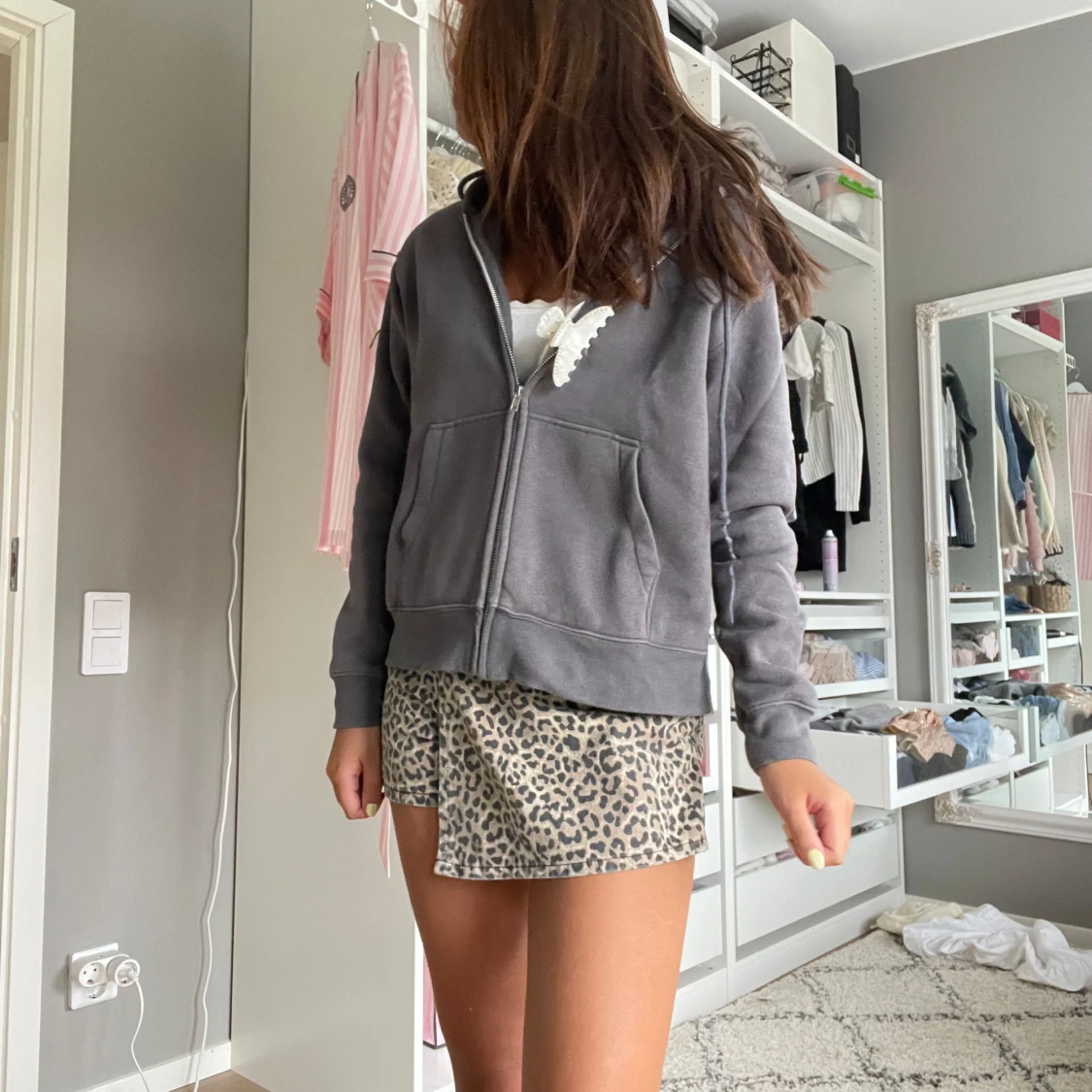 Grå zip hoodie med luva