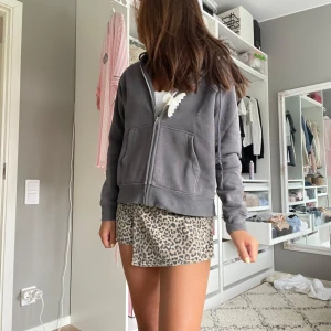 Grå zip hoodie med luva - Jätte snygg zip hoodie, storlek Xs men passar S❤️❤️