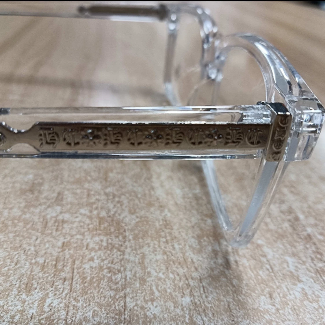 Transparenta glasögon med gulddetaljer