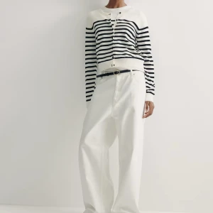 Randig kofta i svart och vitt från h&m - Säljer min randing kofta från h&m den är väldigt skön, mysig och elegant. orginal pris 179kr.