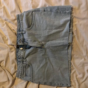 Jeanskjol från Lee - Jeanskjol från Lee i storlek S. Helt oanvända, endast testade. Skriv privat om du vill ha mer information🤍