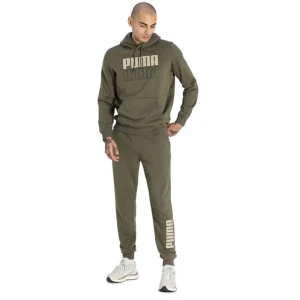 Olivgrön hoodie från Puma - Säljer en snygg olivgrön hoodie från Puma. Den har en stor logga på bröstet och en praktisk magficka. Perfekt för en avslappnad stil och passar bra till både träning och vardag. Hoodien har långa ärmar och en bekväm passform.