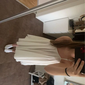 Vit klänning  - Vit puffig klänning från NA-KD. Helt oanvänd, perfekt till fest eller studenten!