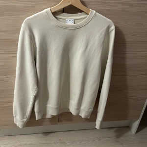 Sweatshirt - Säljer en krämvit sweatshirt från asket i storleken S short. Knappt använd, nypris 1100kr  Hör av dig om du har någon fråga