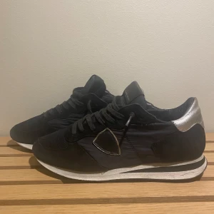 Philippe model   - Säljer nu dessa snygga och populära Philippe model skor, dem är fortfarande i ett bra och användbar skick, dem är i storlek 40 men sitter bra på 41, hör av dig vid frågor eller funderingar 