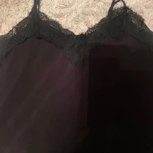 Blus  - Säljer denna svarta blusen ifrån AMISU i storlek xxs. Knappt andvänd och är i fint skick