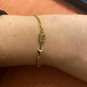 Armband med berlock!  - Guldigt armband med pil. Oanvänt!  22 cm inklusive lås  Vet tyvärr inte varumärke 