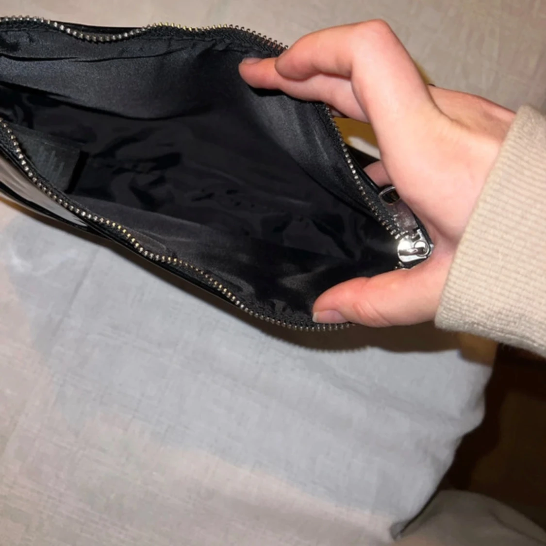 Svart axelväska i svart lack - 91