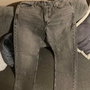 Jeans stl 34 - Hej säljer mina två Jack and Jones jeans som aldrig är använda eller prövade pågrund av att dem bara ligger och samlar damm i byrålådan.   550 för båda eller kom med bud.  Skriv vid frågor eller funderingar🤩