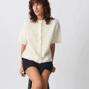 Kortärmad kofta  - Säljer denna jätte fina slutsålda kofta från Gina. Endast använd 2 gånger!💕