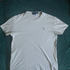 Ralph Lauren T-shirt  - Ralph Lauren t shirt i väldigt fint skick. Inga defekter i storlek S. Pris kan diskuteras.