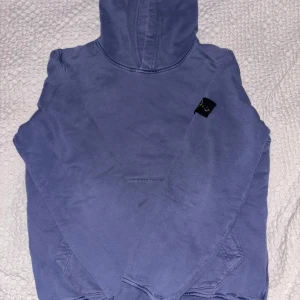 STONE ISLAND HOODIE - Säljer nu min stone island hoodie i blå. Storleken är 12Y/156. Defekter finns vid armarna skriv för bilder på det. Därför är priset så lågt! Nypris 1899kr mitt pris 500kr! Hör av er vid andra frågor.