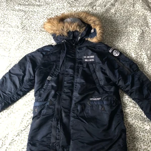 Vinterjacka Air Force - Köpte den ny för 8000kr  Det enda som är är att den släppt lite i pälsen, men borde vara ett lättfixat jobb  Öppen för prisförslag