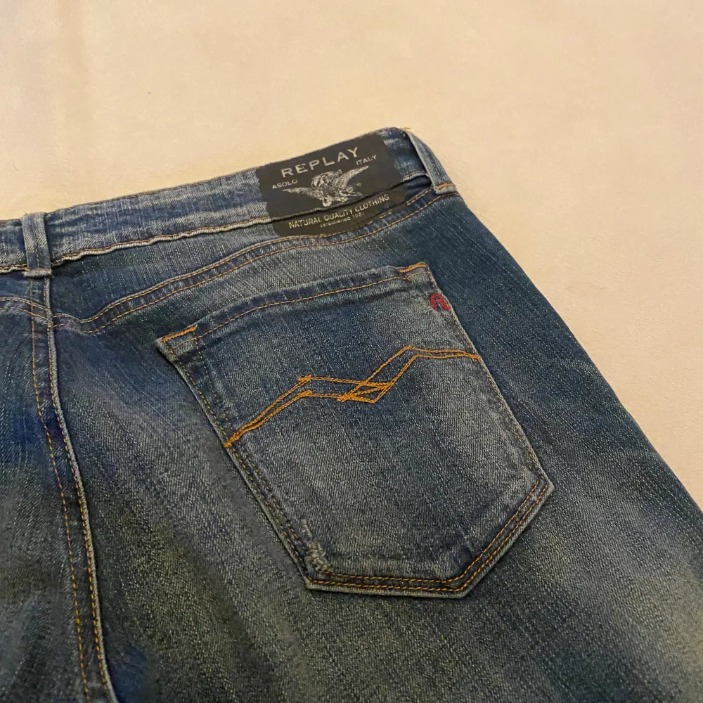 Replay jeans i storlek 31/30 | exklusivt par med feta slitningar och detalj på fickan - mycket bra skick - nypris: 1099kr, vårt pris: 249kr - STEAL 🚨. Jeans & Byxor.