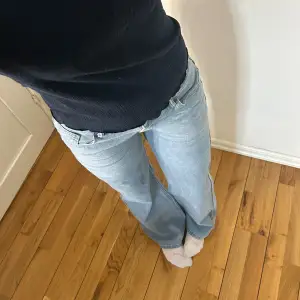 Lågmidjade jeans, köpt second hand. Tror dem kan vara omsydda men det var så redan när jag köpte (sömmen hållt superbra) tyvärr växt ur dem och därmed säljer, använd köp nu och hör av dig vid funderingar💕