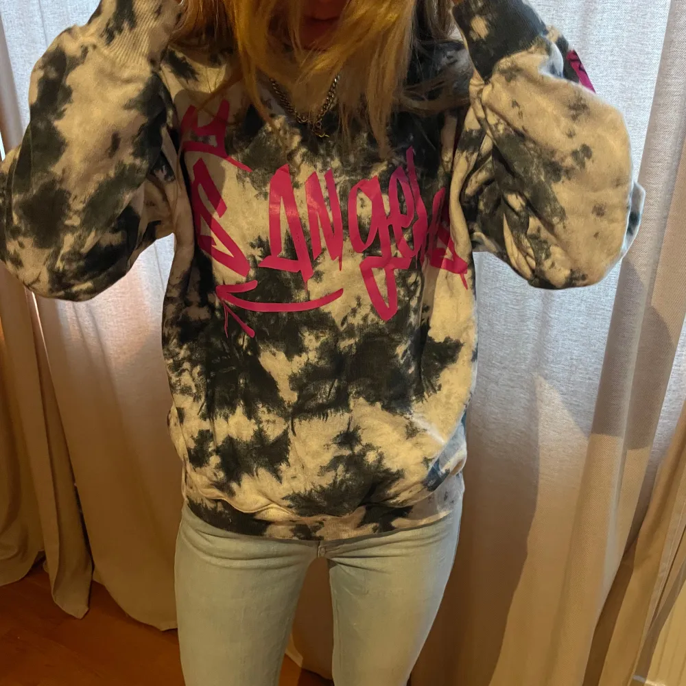 tiedye sweatshirt som e super cool och snygg . från zara . . Tröjor & Koftor.