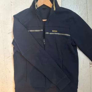 Boss zip-up  - Nyskick, använd 2-3 gånger. Köpt för 2500 på fruugo. Storlek:S Tveka inte på att skriva om du har några frågor.