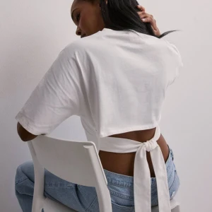 Open back tie tee - Intressekoll på denna superfina knyt toppen ifrån Nelly, den är använd endast 1 gång så är som ny🎀 Kom privat för frågor💕💕