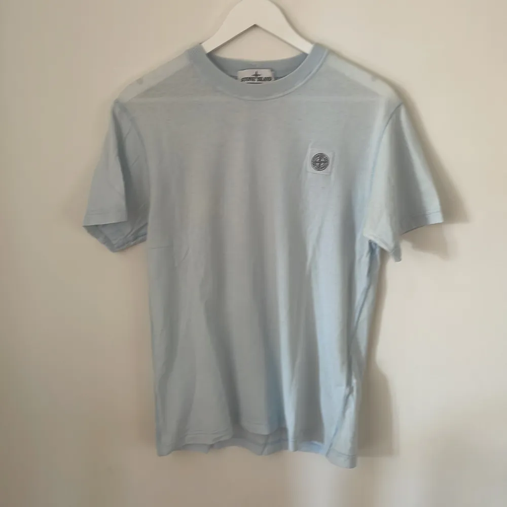 Säljer min kaxiga Stone Island t shirt i färgen ljusblå! Den är i nästintill perfekt skick och har scann som visar äkthet! Har ni fler frågor? Hör av er!. T-shirts.