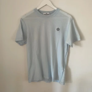Stone Island T shirt - Säljer min kaxiga Stone Island t shirt i färgen ljusblå! Den är i nästintill perfekt skick och har scann som visar äkthet! Har ni fler frågor? Hör av er!