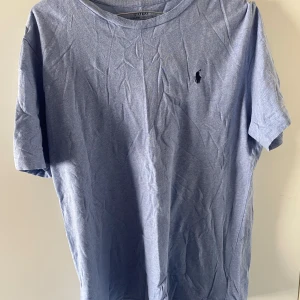 Ralph Lauren tisha - Raffe tisha i bra skick. Ungdomsstorlek men sitter som S/M.