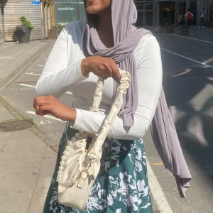 Tröja - Vit tröja från zara som kostade 200kr men nu är det 69kr hos mig, den har fortfarande sin färg kvar