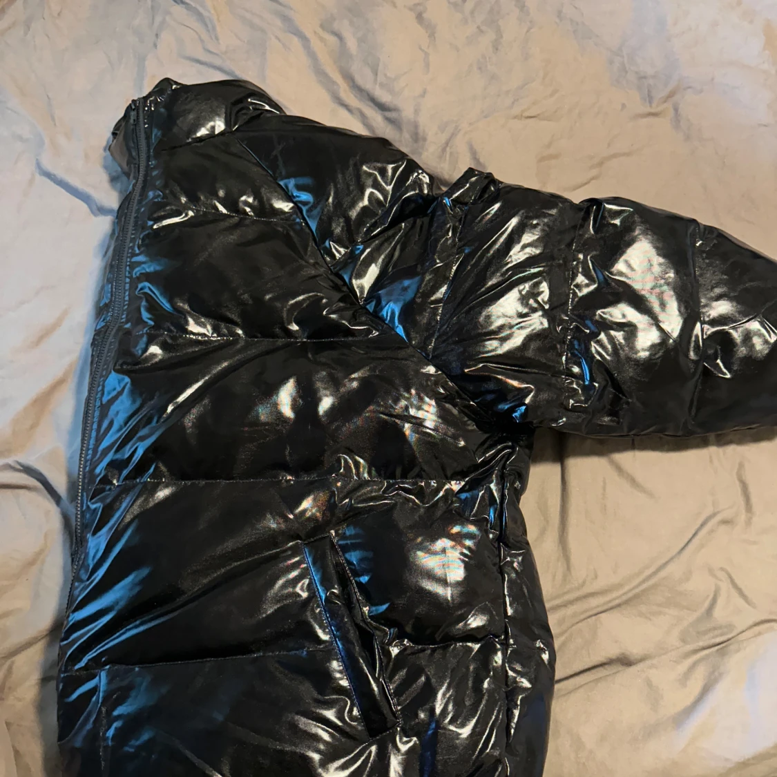 Svart glansig pufferjacka - 91