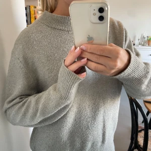 Grå stickad tröja - Stickad tröja från hm i en fin grå färg🤍 Har blivit lite nopprig som går att ta bort, annars bra skick!