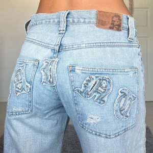 Jeans - Midjemått: 40cm rakt över, innerbenslängd: 80cm 