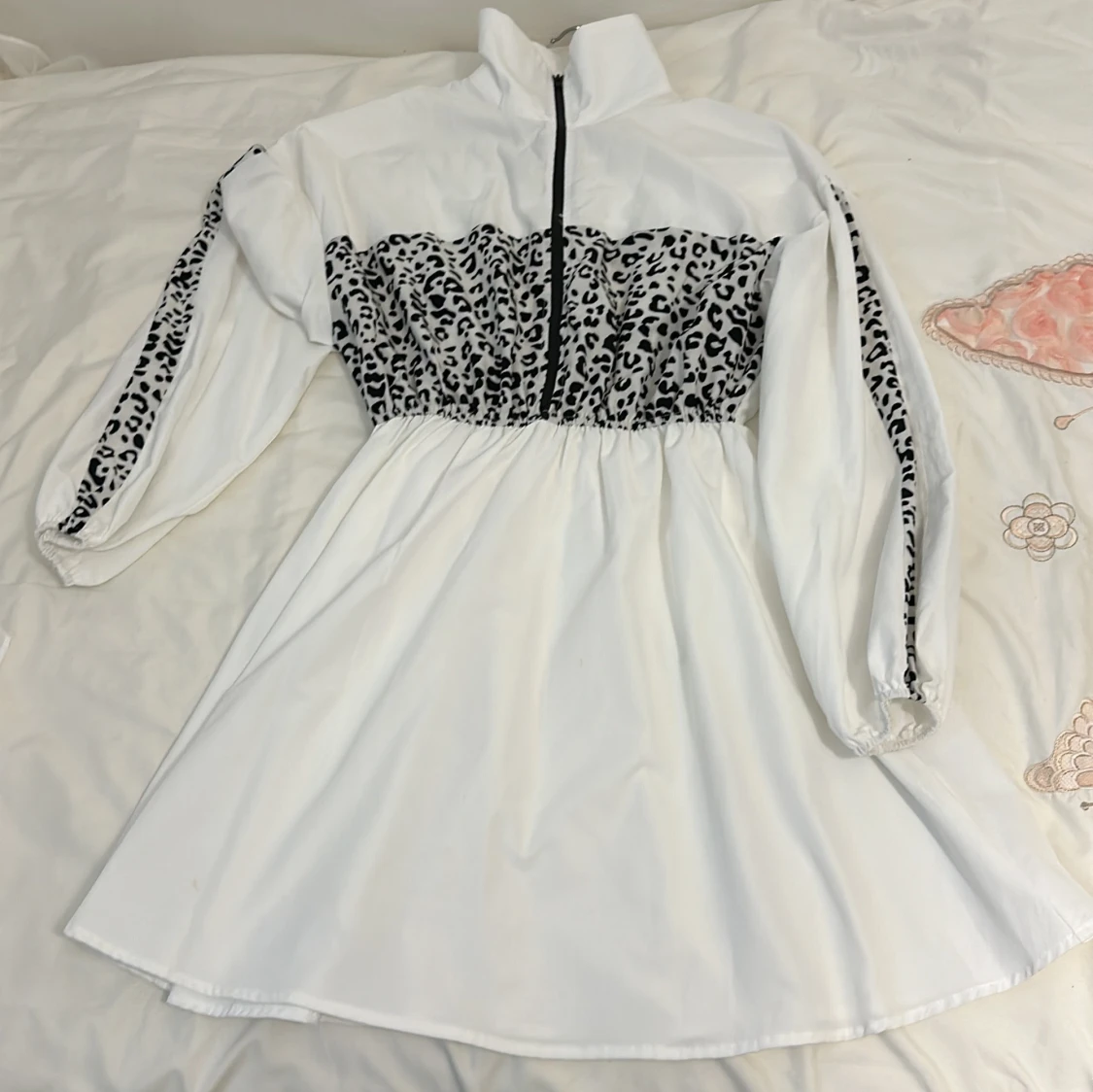 Vit klänning med leopardmönster - 90