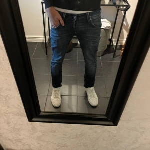 Mörk blå jeans - Mörk blåa Jack and Jones jeans som sitter perfekt säljer dem för att jag inte andvänder dem längre storlek 27 32 skick 9/10