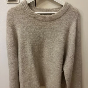 Tröja från Gina i Premium Quality  - Väldigt fin tröja som köptes dyr då kvaliteten är bemärkt som ”premium quality” 