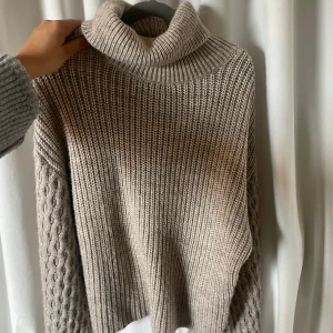 Stickad tröja  - Stickad polotröja från Nakd i begie🤎armarna är utsmyckad av fina detaljer och plagget är i en loose fit!🤩🤩