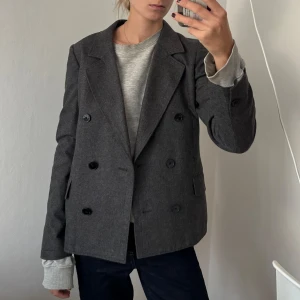 Grå ullkavaj - Aldrig använd från Massimo Dutti! Ull, jag är 173 cm lång.
