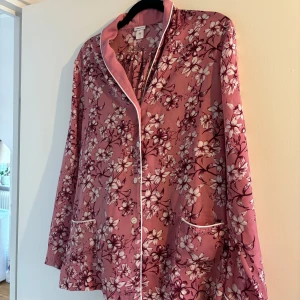 Twilfit pyjamas set - Som nya. Både pyjamas tröja och pyjamasbyxor i satin liknande material, resår i byxornas midja. Blommigt mönster