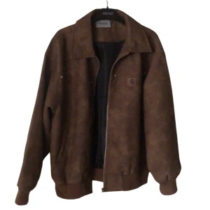 Brun Carhartt Jacka - Brun Carhartt jacka, vintage, Använt ett par gånger. Säljer den eftersom den inte passar mig. Kan jätte gärna diskutera priset!