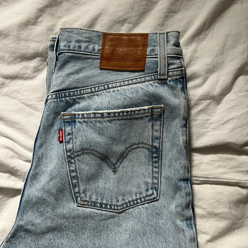 Äkta Levi’s jeans i modellen ”Ribcage Straight Ankle”. Se bild för passform. Storlek W27 L31. Färgen heter ”Let’S Share - Blue”. Nypris 1 349 kr. Knappt använda då de är för små för mig, så de är i utmärkt skick!  99% bomull 1% elastan.. Jeans & Byxor.