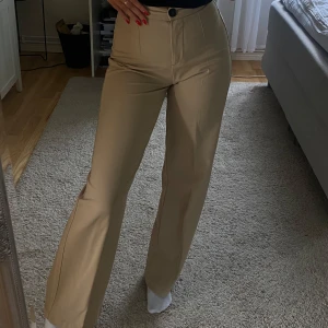 Beiga byxor - Säljer byxor från beiga byxor från bershka! Super mjuka och bekväma. Jag är 163 cm lång och de perfekt längd på mig :)