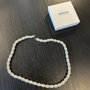 Cordell halsband i äkta silver - Köpt från Smycka. Kvitto finns Bredd: 8mm bred och Längd 60cm