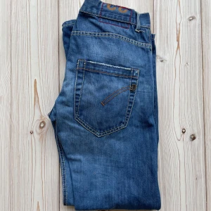 Dondup jeans - Säljer nu dessa feta Dondup jeans. | Passform: straight/regular | Storlek: 32W men sitter som 30W | Färg: Blå | 