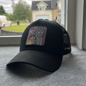 Capslab keps - Jag säljer en capslab med Rick och Morty som är på bilden på framsidan, jag säljer den för att den inte kommer till användning, väldigt bra skick och bra produkt tycker jag,