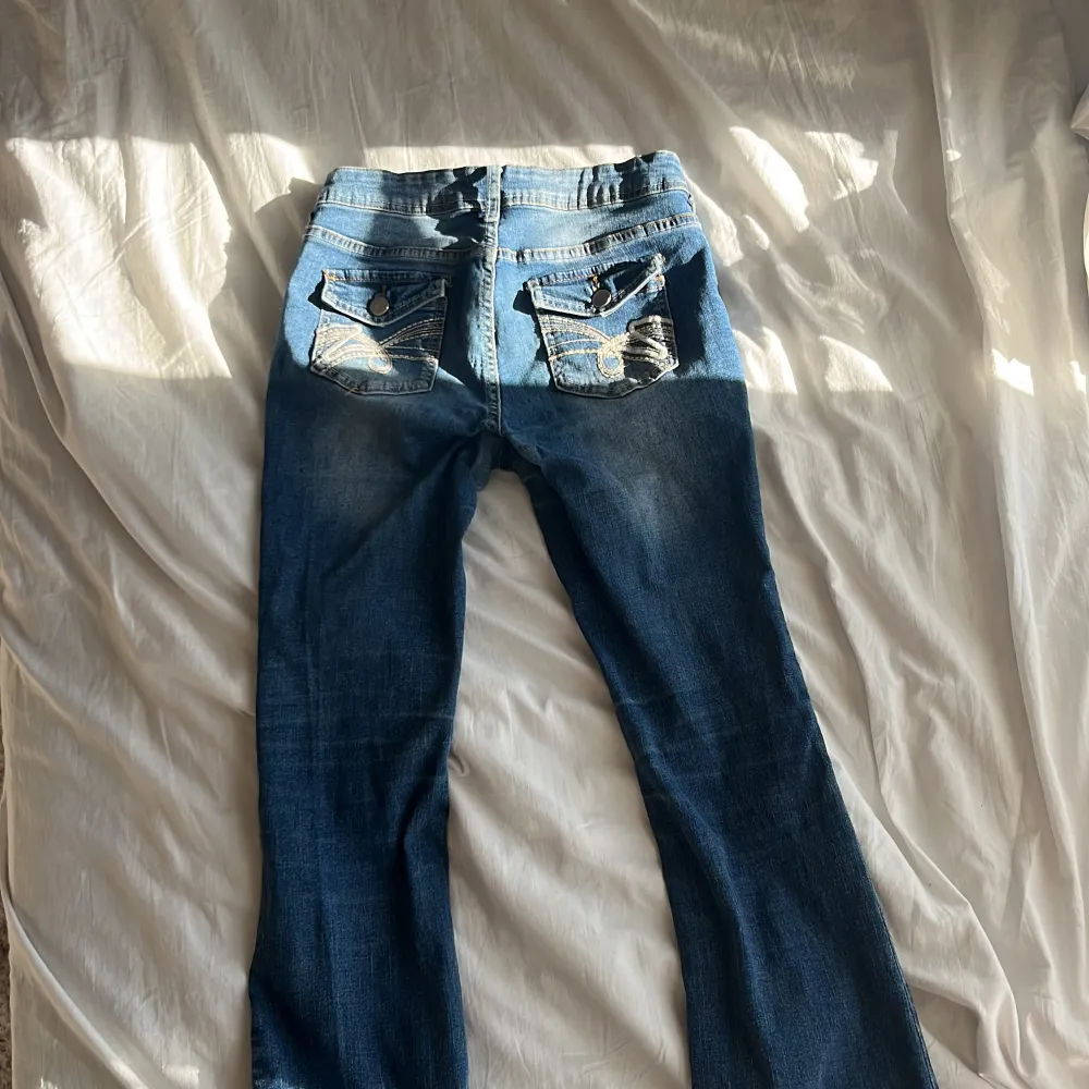 S/ 36 Fint skick, endast använda ett par gånger.  Bootcut low med vackert detaljerade fickor där bak. . Jeans & Byxor.