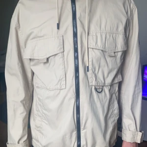 Tommy Hilfiger - Storlek L herrjacka övergångsjacka, i näst intill oanvänd finns inga slitage eller skavanker. 