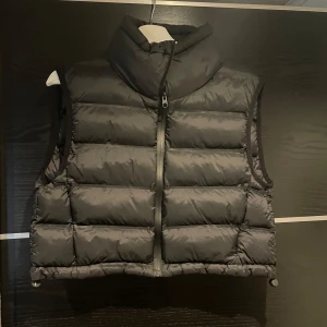 Dunväst - säljer en dunväst som är köpt Zara för 2/3 år sedan. Använd max 3 gånger. Den är croppad och har ingen luva. 