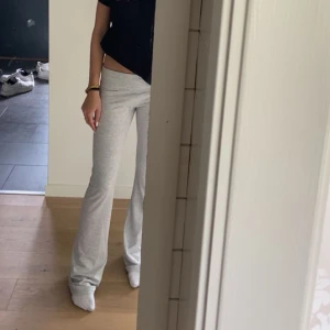 yoga pants - ljusgråa yoga pants från nelly. Använda men i fint skick. Lite missfärgning längst ner på byxbenen men inget man tänker på! Skriv privat för fler bilder eller funderingar! pris kan diskuteras