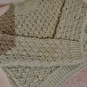 stickad tröja  - Stickad tröja från Mng, strl xs. Såå himla fin, men tyvärr för liten för mig. 250+frakt.