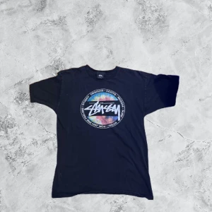 Stussy t-shirt - Säljer min nästan nya Stussy t-shirt för den är för liten för mig nu men den är bra skick och nästan aldrig använd!